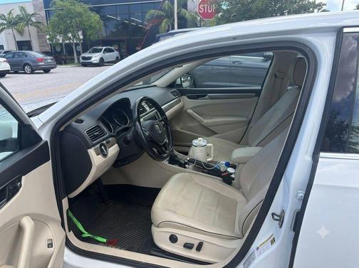 Pure White 2016 Volkswagen Passat 1.8T SE w/Technology