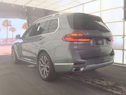 Gray Metallic 2023 BMW X7 xDrive40i