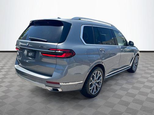 Gray Metallic 2023 BMW X7 xDrive40i