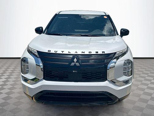 White Diamond 2026 Mitsubishi Outlander LE