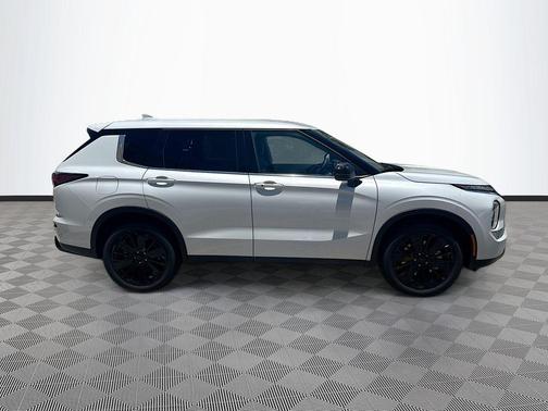 White Diamond 2026 Mitsubishi Outlander LE