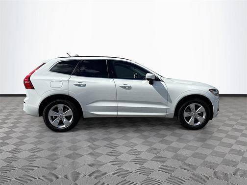 2022 Volvo XC60 B5 Momentum