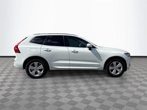 2022 Volvo XC60 B5 Momentum