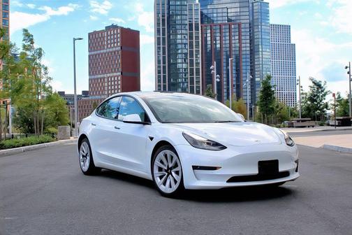 Pearl White Multi-Coat 2022 Tesla Model 3 Standard Range