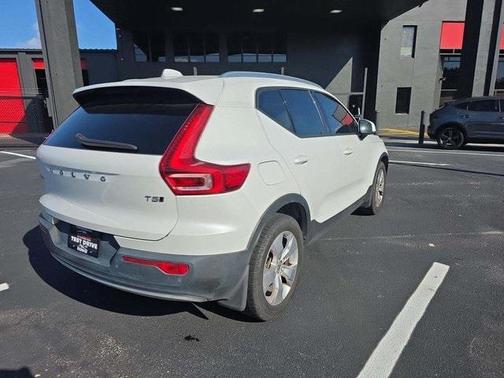 2021 Volvo XC40 T5 Momentum