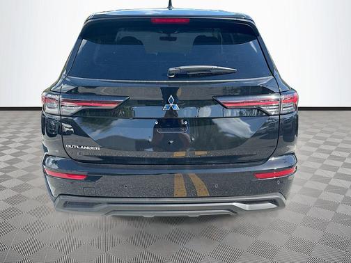 Labrador Black Pearl 2026 Mitsubishi Outlander ES 1.5T 2WD