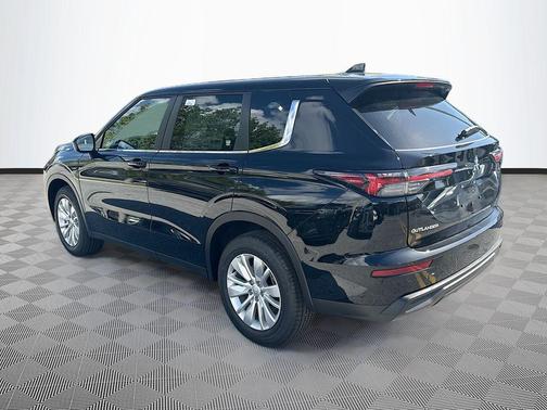 Labrador Black Pearl 2026 Mitsubishi Outlander ES 1.5T 2WD
