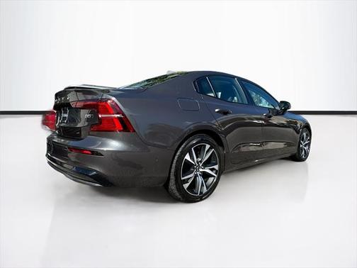 2024 Volvo S60 B5 Plus Dark Theme