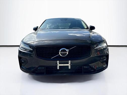 2024 Volvo S60 B5 Plus Dark Theme