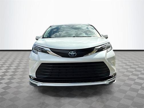 2022 Toyota Sienna XLE 8 Passenger