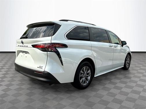 2022 Toyota Sienna XLE 8 Passenger