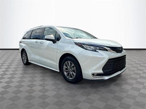 2022 Toyota Sienna XLE 8 Passenger