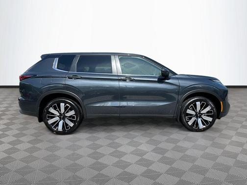 Graphite Gray 2025 Mitsubishi Outlander SE