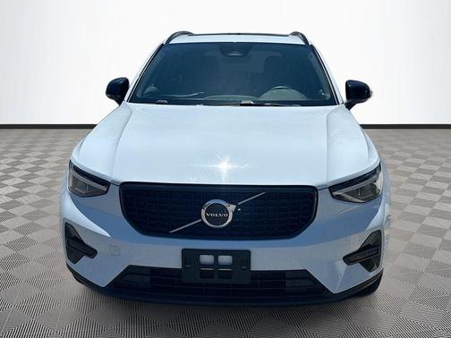 Crystal White Metallic 2024 Volvo XC40 B5 Core