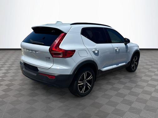 Crystal White Metallic 2024 Volvo XC40 B5 Core