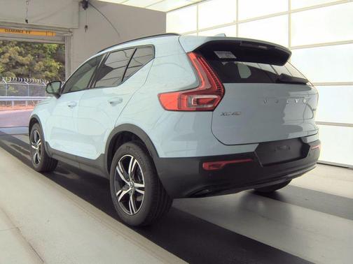 Crystal White Metallic 2024 Volvo XC40 B5 Core