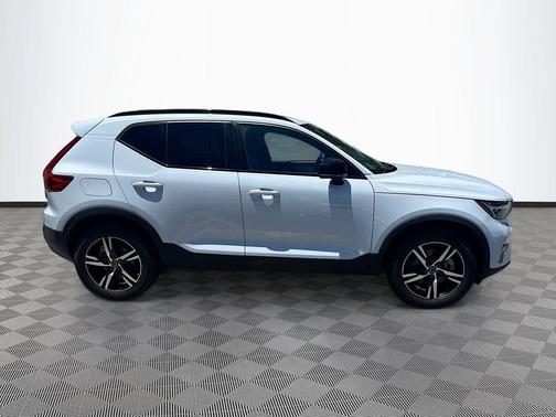 Crystal White Metallic 2024 Volvo XC40 B5 Core