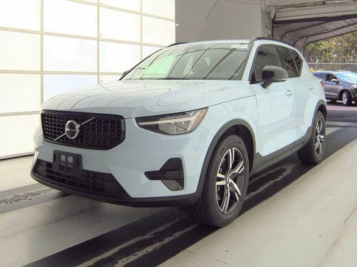 Crystal White Metallic 2024 Volvo XC40 B5 Core