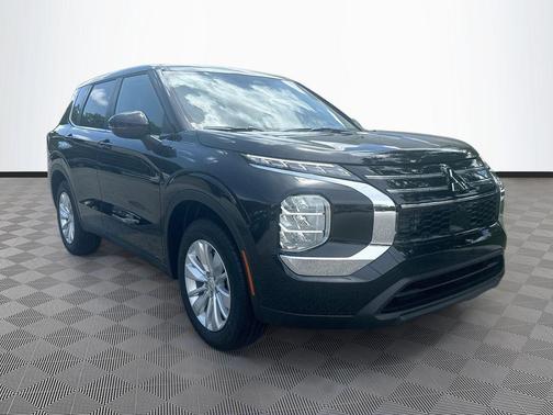 Labrador Black Pearl 2026 Mitsubishi Outlander ES