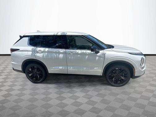 White Diamond 2026 Mitsubishi Outlander LE