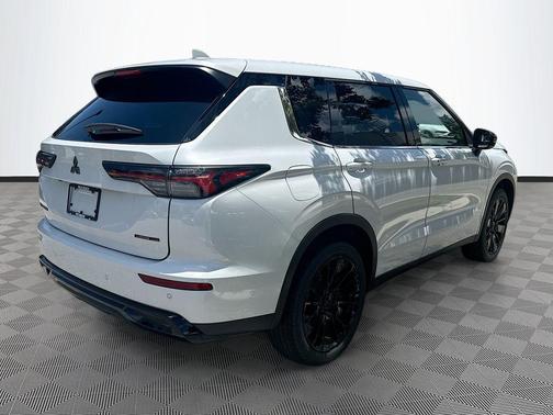 White Diamond 2026 Mitsubishi Outlander LE