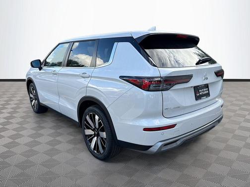 White Diamond 2026 Mitsubishi Outlander SE