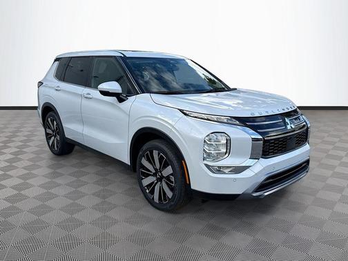 White Diamond 2026 Mitsubishi Outlander SE