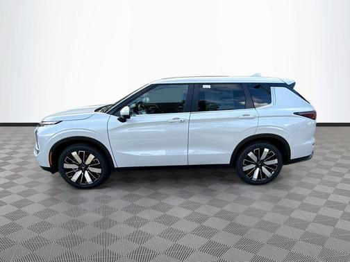 White Diamond 2026 Mitsubishi Outlander SE