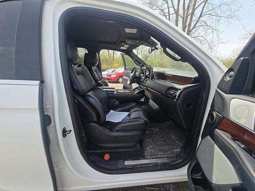 Pristine White Metallic Tri-Coat 2020 Lincoln Navigator Reserve