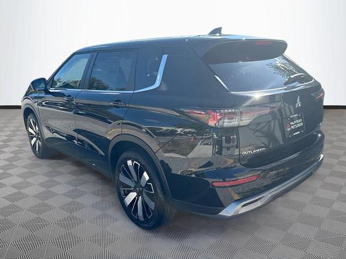 Labrador Black Pearl 2026 Mitsubishi Outlander SE