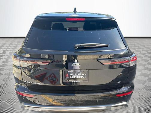 Labrador Black Pearl 2026 Mitsubishi Outlander SE