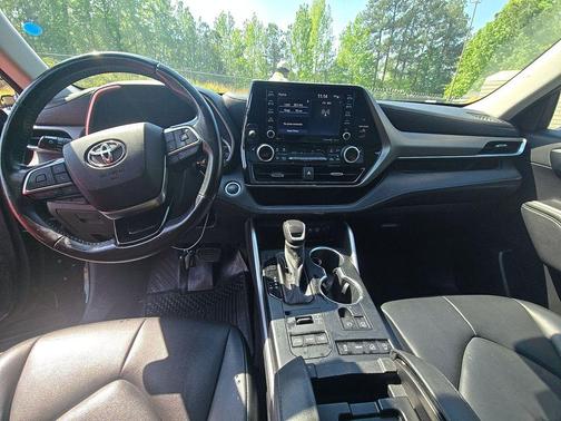 Midnight Black Metallic 2021 Toyota Highlander XLE
