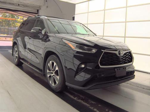 Midnight Black Metallic 2021 Toyota Highlander XLE