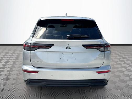Alloy Silver Metallic 2026 Mitsubishi Outlander ES