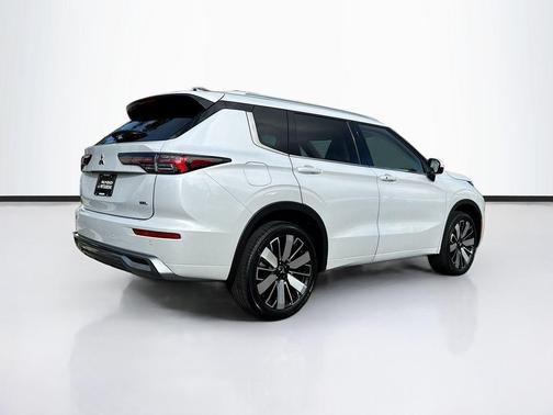 White Diamond 2025 Mitsubishi Outlander SEL 2.5 2WD