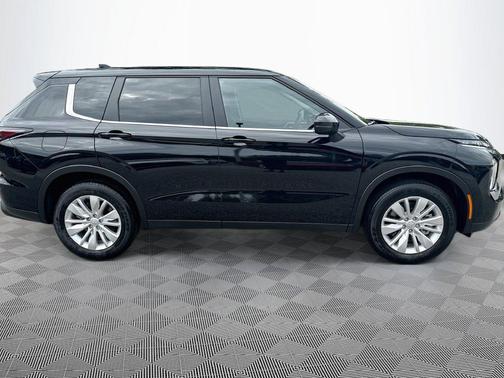 Labrador Black Pearl 2026 Mitsubishi Outlander ES