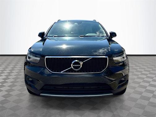 2022 Volvo XC40 T5 Momentum