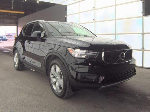 2022 Volvo XC40 T5 Momentum