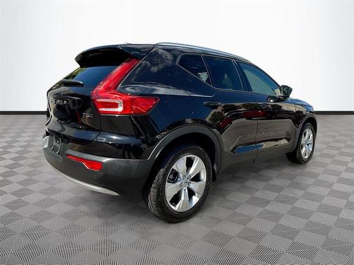 2022 Volvo XC40 T5 Momentum