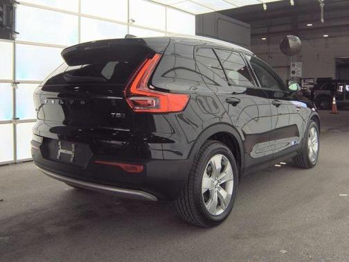 2022 Volvo XC40 T5 Momentum