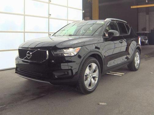 2022 Volvo XC40 T5 Momentum