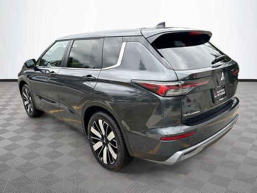 Graphite Gray 2026 Mitsubishi Outlander SE