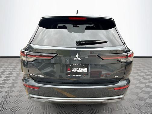 Graphite Gray 2026 Mitsubishi Outlander SE
