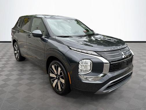 Graphite Gray 2026 Mitsubishi Outlander SE