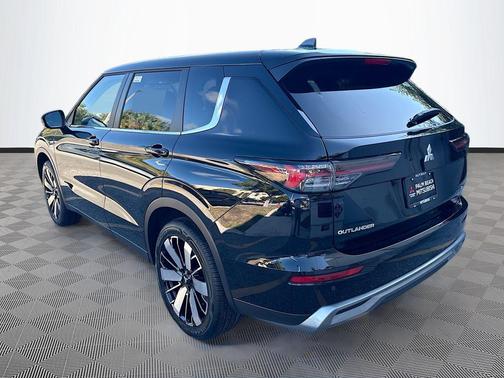 Labrador Black Pearl 2026 Mitsubishi Outlander SE