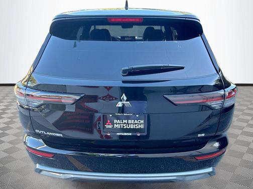 Labrador Black Pearl 2026 Mitsubishi Outlander SE