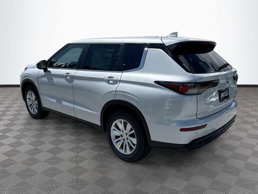 White Diamond 2026 Mitsubishi Outlander ES
