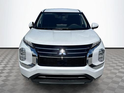 White Diamond 2026 Mitsubishi Outlander ES