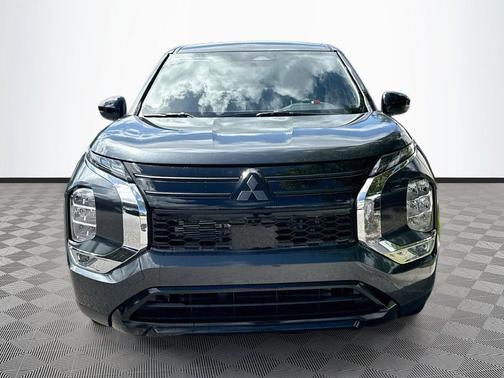 Graphite Gray 2026 Mitsubishi Outlander LE