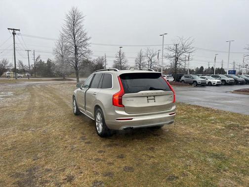 2017 Volvo XC90 T6 Momentum